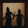 Bahkan dalam busana adat Jawa pun keduanya tetap menikmati momen menari.