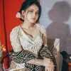 Potret cantik Putri Isnari dalam balutan kebaya.