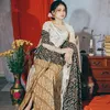 Potret cantik Putri Isnari dalam balutan kebaya.