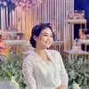 Potret cantik Putri Isnari dalam balutan kebaya.