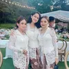Potret cantik Putri Isnari dalam balutan kebaya.