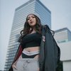 Aura seksi dan sensual membuat banyak netizen betah berlama-lama di Instagramnya. Terutama saat Ayu kenakan outfit dengan celana melorot ini.
 