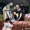 Pemakaman Koes Hendratmo