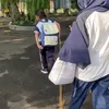 Zaskia Adya Mecca Antar Anak Sekolah
