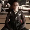 seleb cantik tampil sempurna pakai hanbok