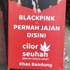 Lagi-lagi BLACKPINK muncul di spanduk jajanan yang lokal banget. Cilor khas Bandung!