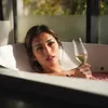 Artis Indonesia Pose Dalam Bathtub