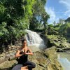 Yoga dan meditasi juga dilakoni oleh Marcella. Ini salah satunya saat dia meditasi di sebuah air terjun cantik.