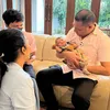 Raul Lemos Gendong Baby Ameena