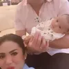 Raul Lemos Gendong Baby Ameena