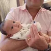 Raul Lemos Gendong Baby Ameena