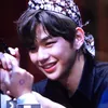Idol K-Pop cowok pakai blangkon