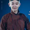 Idol K-Pop cowok pakai blangkon