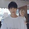 Idol K-Pop cowok pakai blangkon