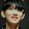 Idol K-Pop cowok pakai blangkon