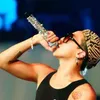 Idol K-Pop cowok pakai blangkon