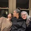 Artis dengan Ibu Bule