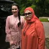 Artis dengan Ibu Bule