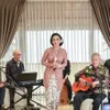 Krisdayanti Pakai Kebaya dan Sanggul