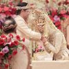 Ria Ricis abadikan momen pernikahannya di media sosial instagram saat pertama kali mencium tangan suaminya usai akad.