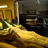 Denny Cagur telah membuat mobilnya menjadi nyaman banget. Seperti dengan ia bisa meluruskan kakinya dan sambil tiduran.