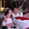 Potret Raffi Ahmad dan Nagita Slavina nonton video ucapan dari orang terdekat