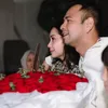 Potret Raffi Ahmad berikan bunga untuk Nagita Slavina