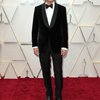 Bersiap memenangkan piala sebagai Aktor Pendukung Terbaik, Brad Pitt tampil gagah dalam balutan tuxedo velvet berwarna hitam.