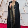 Lewat gaun dan jubah panjangnya ini, Natalie Portman memberikan kesan glamor dan bold lewat detail berwarna emas yang menghiasi seluruh bagian gaunnya.