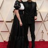 Pasangan selebriti Rami Malek dan Lucy Boynton tampil serasi dalam balutan outfit monochrome. Cantik dan ganteng, mereka tak lupa berpose mesra di depan kamera media.