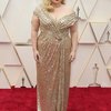 Tampil sempurna di Oscar 2020, Rebel Wilson menjatuhkan pilihannya pada sequin gown berwarna emas yang dipadukan dengan riasan makeup klasik dan style rambut Hollywood Glam yang keren banget!