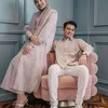 Pasangan Selebriti Kembaran Baju Lebaran