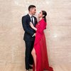 Pengantin baru Jessica Iskandar dan Vincent Verhaag kelihatan lengket terus saat menghadiri pernikahan salah seorang sahabat mereka. Jedar begitu menawan mengenakan dress model high slit berwarna merah.