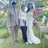 Gaya selebriti saat kondangan