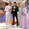 Gaya selebriti saat kondangan