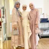 Gaya selebriti saat kondangan