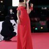 Berbeda dari aktris lain, Seolhyun AOA memilih dress merah. Penampilannya tentu bikin banyak orang terpukau.