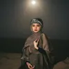 Potret Inara Rusli berpose di tengah bulan purnama