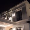 Rumah Arie Untung dan Fenita memiliki desain yang terlihat megah dengan dominasi warna putih dari luarnya. Ternyata rumah ini baru saja selesai direnovasi.