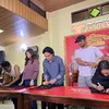 Potret tanda tangan pemain PERTARUHAN THE SERIES 3 dan ALGOJO