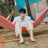 Mingyu SEVENTEEN duduk di hammock