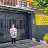 Rumah orangtua Ussy Sulistiawaty