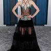 Berani tampil beda dari yang lain, aktris sekaligus model Suki Waterhouse muncul dengan mengenakan koleksi Fendi yang terbuat dari bahan transparan.