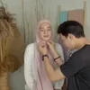 Rey Mbayang kreasikan hijab Dinda Hauw
