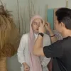Rey Mbayang kreasikan hijab Dinda Hauw