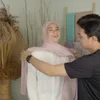 Rey Mbayang kreasikan hijab Dinda Hauw