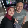 Zee Zee Shahab dan Suami Selfie Bareng