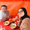 Zee Zee Shahab Makan di Warung Tenda