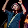 Lagi Jatuh Cinta? Coba Deh Denger 15 Lagu Mancanegara Berikut