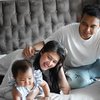 Indra Perdana Sinaga dan Feby Rizky punya seorang putri di 2020 lalu setelah delapan tahun menunggu. Keduanya punya anak lewat bayi tabung.